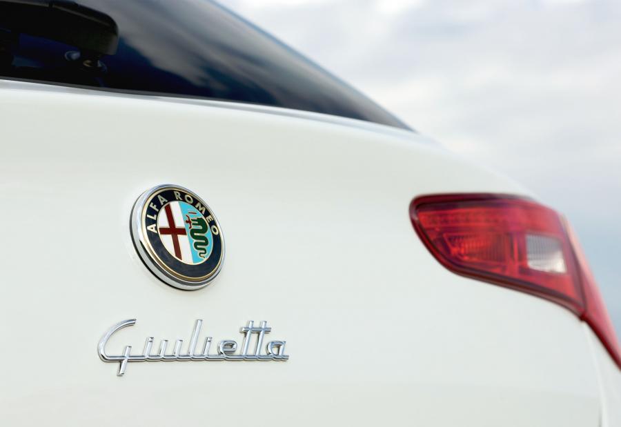 Логотип Alfa Romeo Giulietta Cloverleaf (940) 2010 года  (UK) (фото 17 из 40)